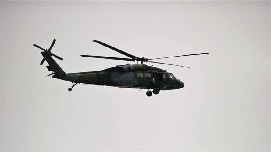 Durante los combates que se registraron este lunes en zona rural, un helicóptero de la Fuerza Pública fue atacado por guerrilleros. Foto: Getty Images