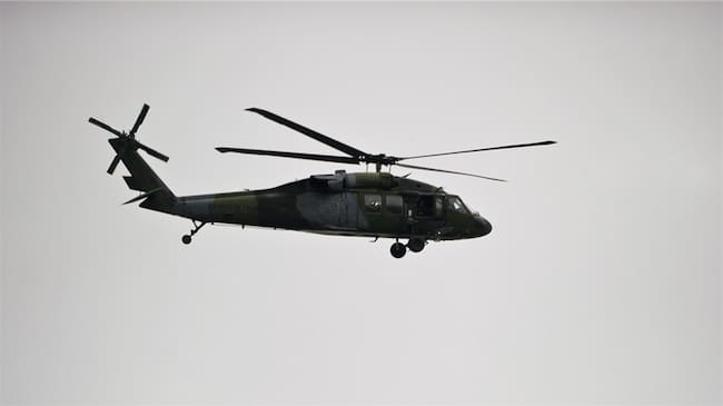Durante los combates que se registraron este lunes en zona rural, un helicóptero de la Fuerza Pública fue atacado por guerrilleros. Foto: Getty Images