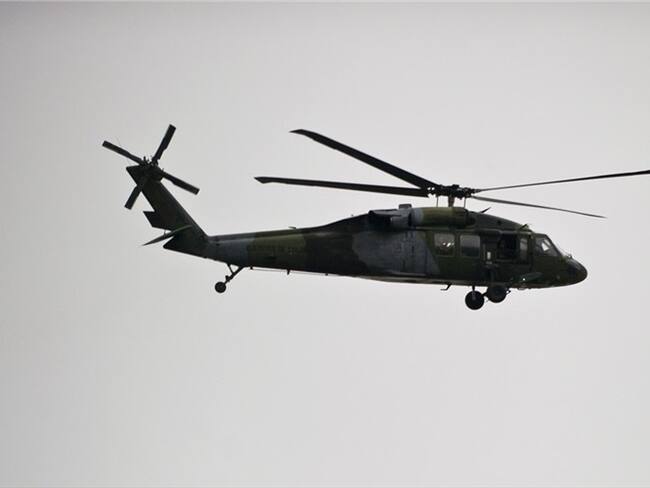 Durante los combates que se registraron este lunes en zona rural, un helicóptero de la Fuerza Pública fue atacado por guerrilleros. Foto: Getty Images
