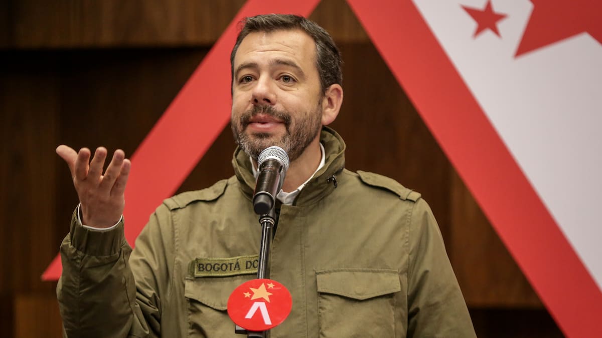 Galán desmiente a Gustavo Bolívar sobre financiamiento de TransMilenio