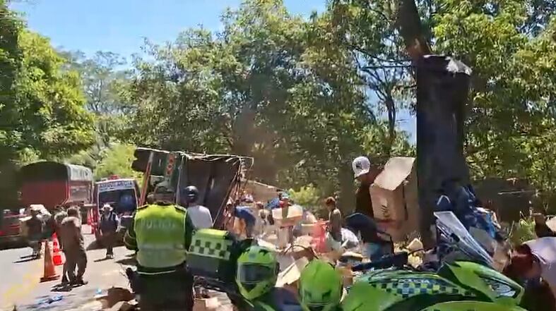 Saquean mercancía de camión accidentado en la vía Medellín - La Pintada. Foto: captura de pantalla.