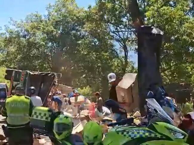 Saquean mercancía de camión accidentado en la vía Medellín - La Pintada. Foto: captura de pantalla.