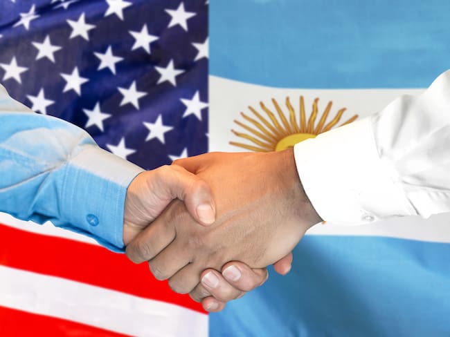 Banderas de Estados Unidos y Argentina | Foto: GettyImages