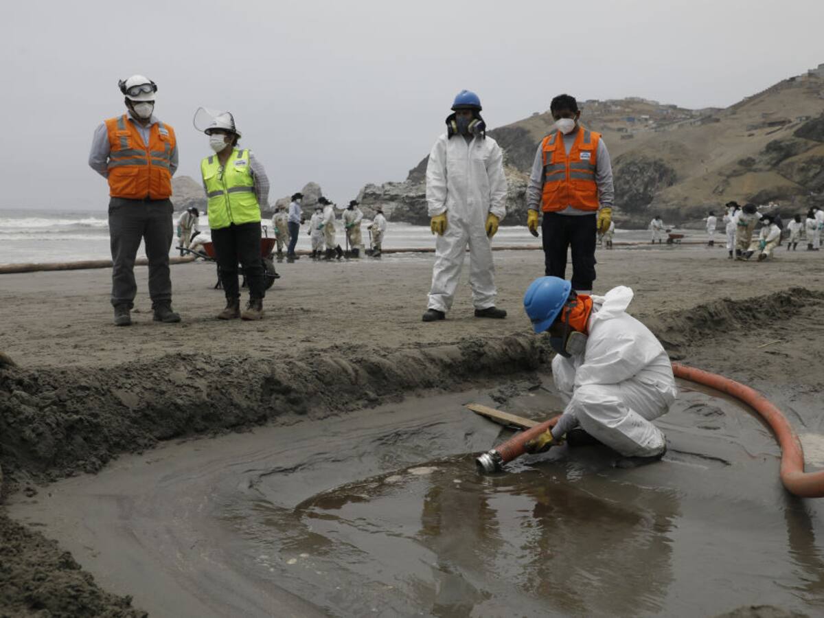 Desastre ecológico en Perú: tratan de limpiar el derrame de petróleo en las playas con recogedores