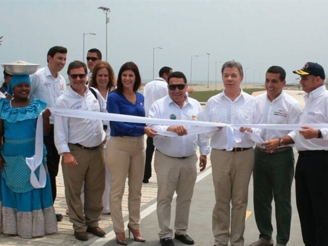El presidente Juan Manuel Santos, el vicepresidente Germán Vargas Lleras y la ministra de transporte, Natalia Abello inauguraron el anillo vial y el túnel de Crespo. Foto: Prensa Presidencia