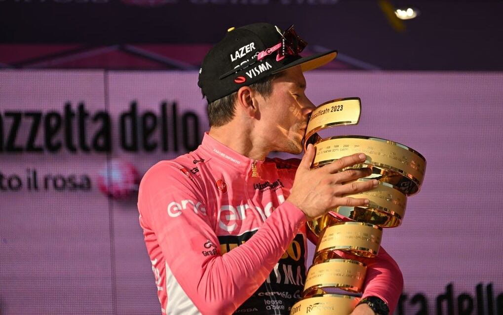 Primoz Roglic celebra con el trofeo del Giro de Italia (Photo by Alberto PIZZOLI / AFP) (Photo by ALBERTO PIZZOLI/AFP via Getty Images)
