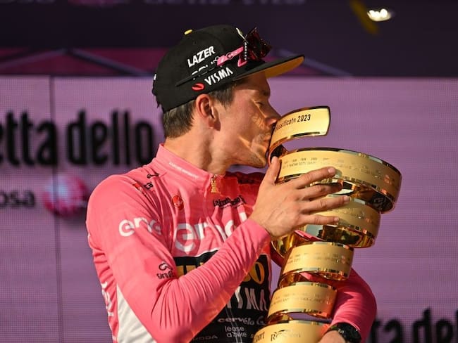 Primoz Roglic celebra con el trofeo del Giro de Italia (Photo by Alberto PIZZOLI / AFP) (Photo by ALBERTO PIZZOLI/AFP via Getty Images)
