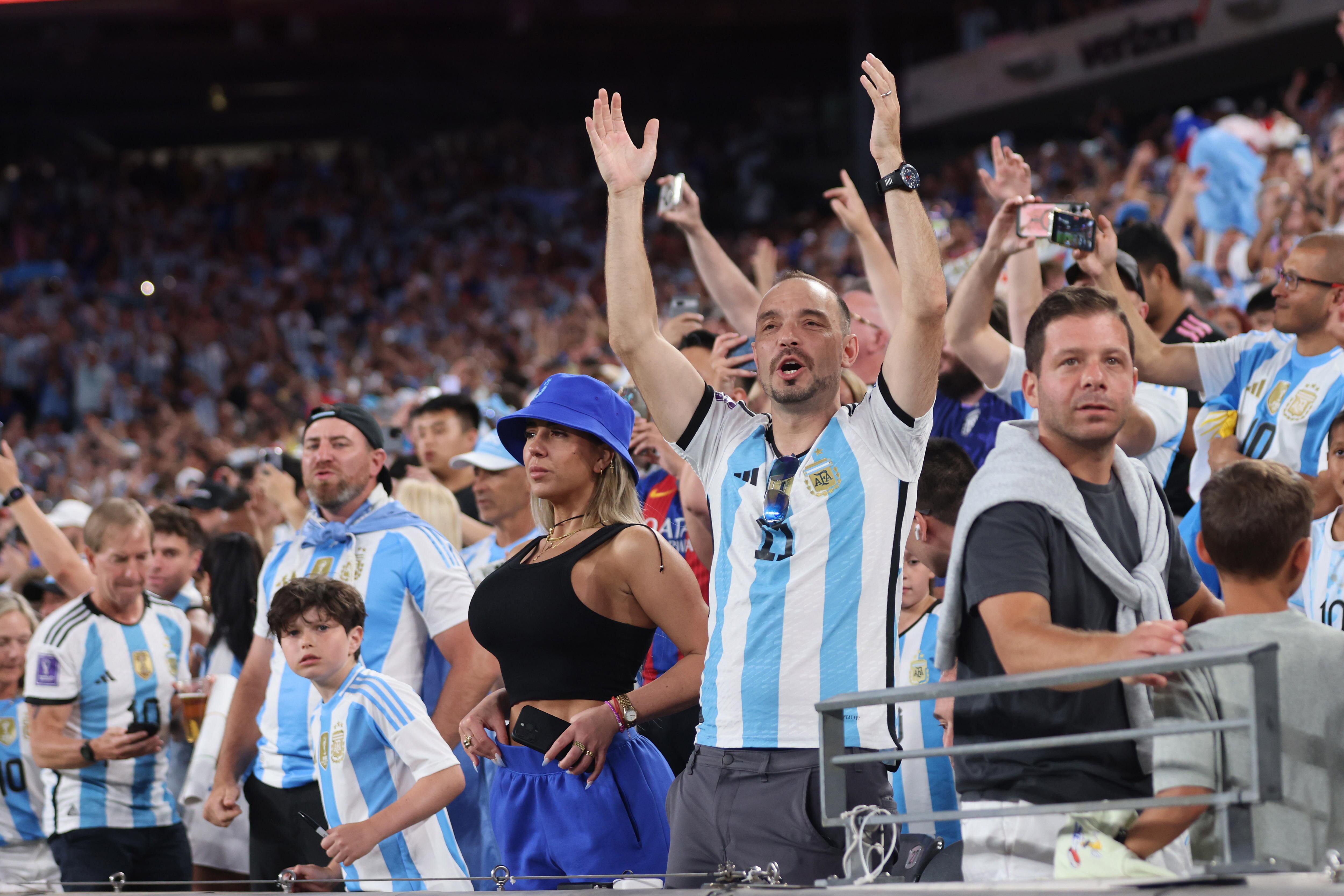 East Rutherford (United States), 25/06/2024.- Argentina fans get animated before the first half of the CONMEBOL Copa America 2024 group A soccer match between Argentina and Chile, at MetLife Stadium in East Rutherford, New Jersey, USA, 25 June 2024. EFE/EPA/JUSTIN LANE