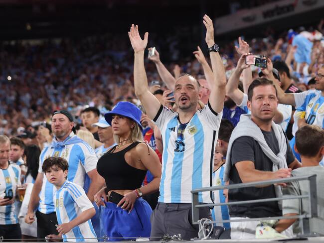 East Rutherford (United States), 25/06/2024.- Argentina fans get animated before the first half of the CONMEBOL Copa America 2024 group A soccer match between Argentina and Chile, at MetLife Stadium in East Rutherford, New Jersey, USA, 25 June 2024. EFE/EPA/JUSTIN LANE