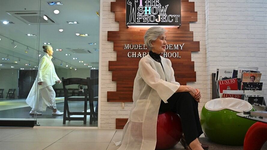 Hace cinco años Choi Soon-hwa trabajaba 20 horas diarias en un hospital. Ahora, a sus 75 años, desfila en las pasarelas convertida en un símbolo de la moda.. Foto: Agencia AFP