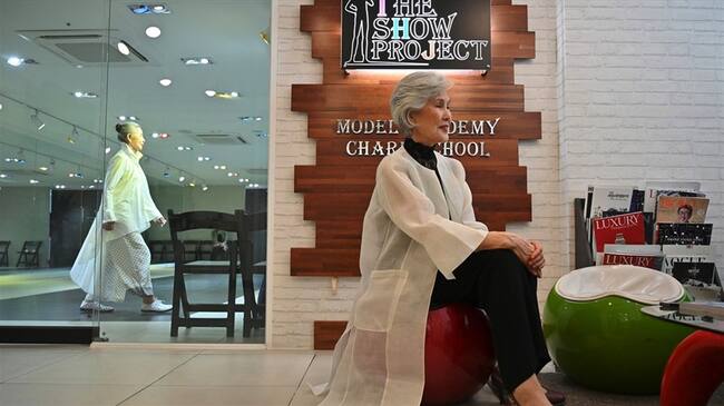 Hace cinco años Choi Soon-hwa trabajaba 20 horas diarias en un hospital. Ahora, a sus 75 años, desfila en las pasarelas convertida en un símbolo de la moda.. Foto: Agencia AFP