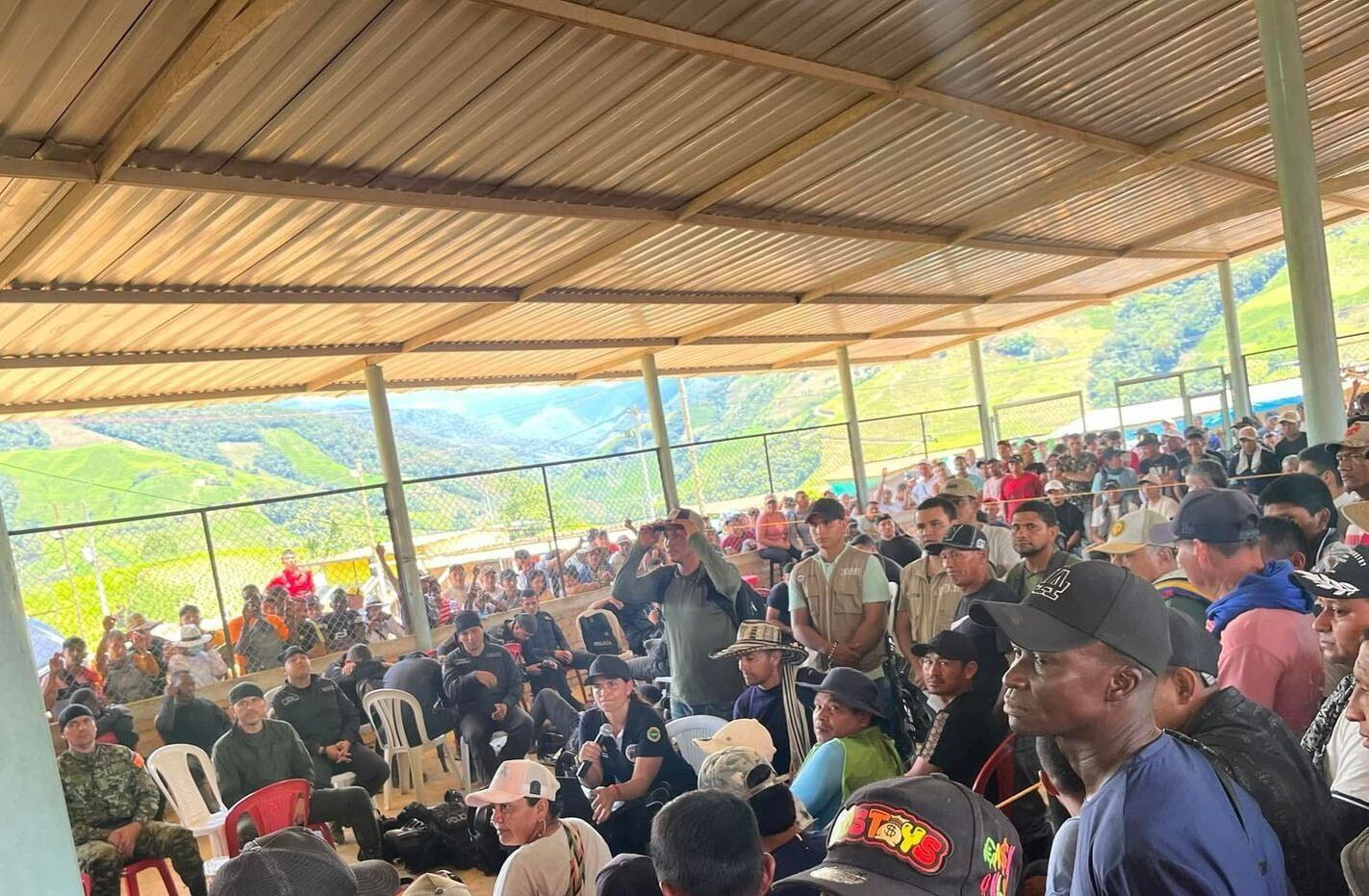 los uniformados permanecen rodeados por comunidades en la casa comunal del sector de La Hacienda. Crédito: Red de Apoyo Cauca.