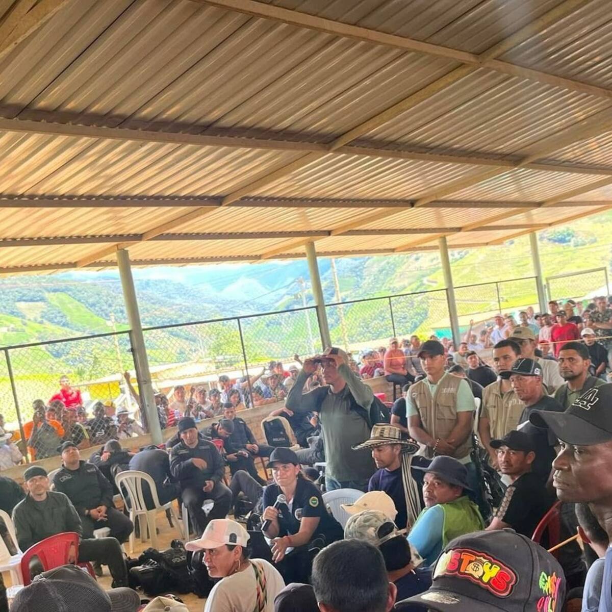 28 policías y un militar completan más de 40 horas secuestrados en el Cauca