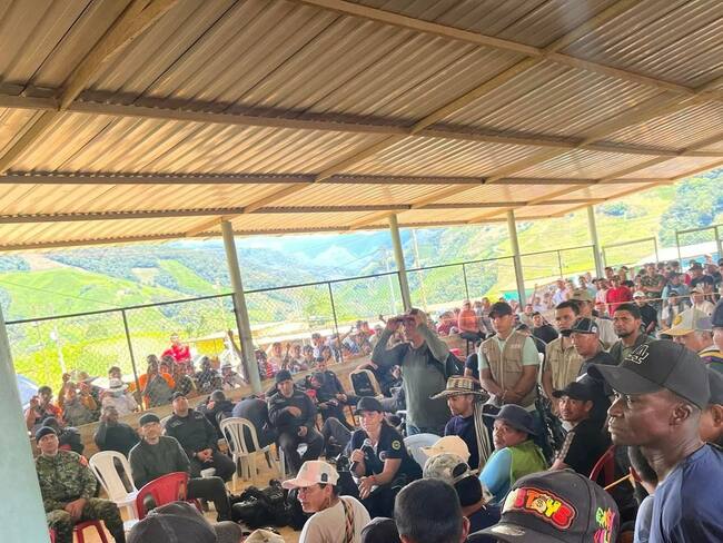 los uniformados permanecen rodeados por comunidades en la casa comunal del sector de La Hacienda. Crédito: Red de Apoyo Cauca.