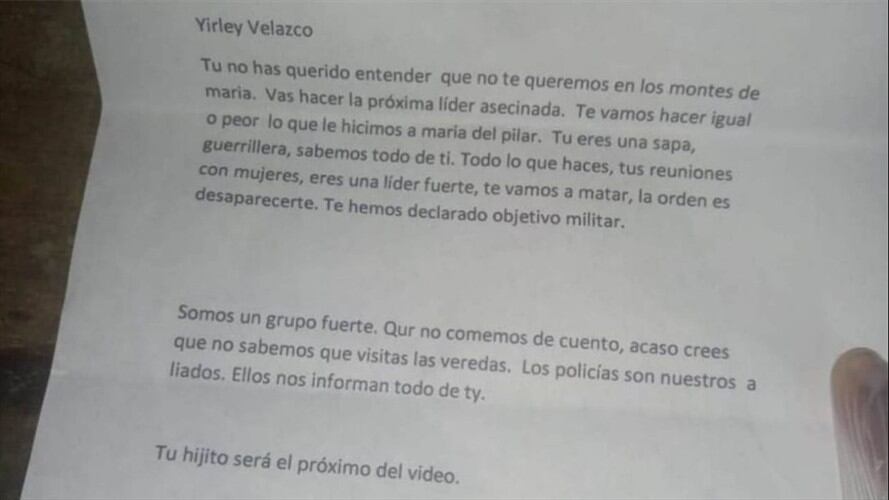 La mujer denuncia que recibió un panfleto amenazante en el que le dicen que le pasará como a María del Pilar, lideresa asesinada en Tierralta, Córdoba.. Foto: Antonio Canchila