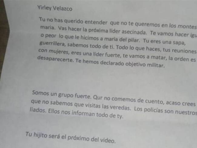 La mujer denuncia que recibió un panfleto amenazante en el que le dicen que le pasará como a María del Pilar, lideresa asesinada en Tierralta, Córdoba.. Foto: Antonio Canchila