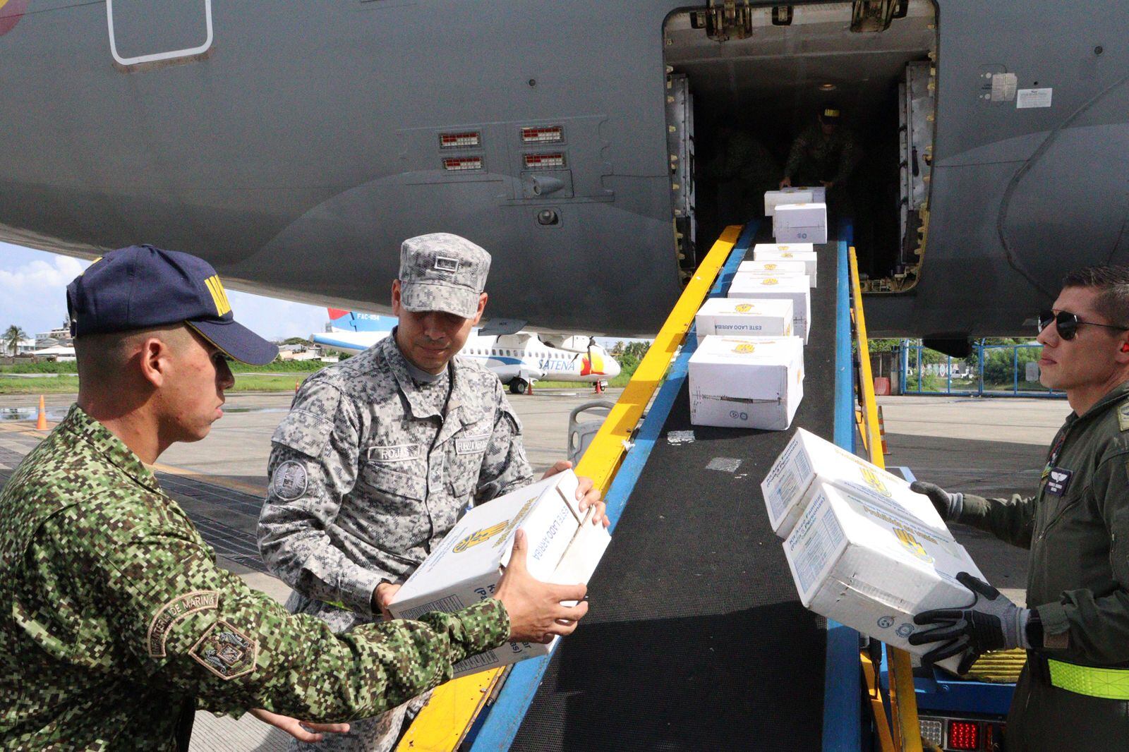 Más de 22 toneladas de ayudas llegaron a San Andrés y Providencia por la tormenta Melissa. Foto: Fuerza Aeroespacial Colombiana.