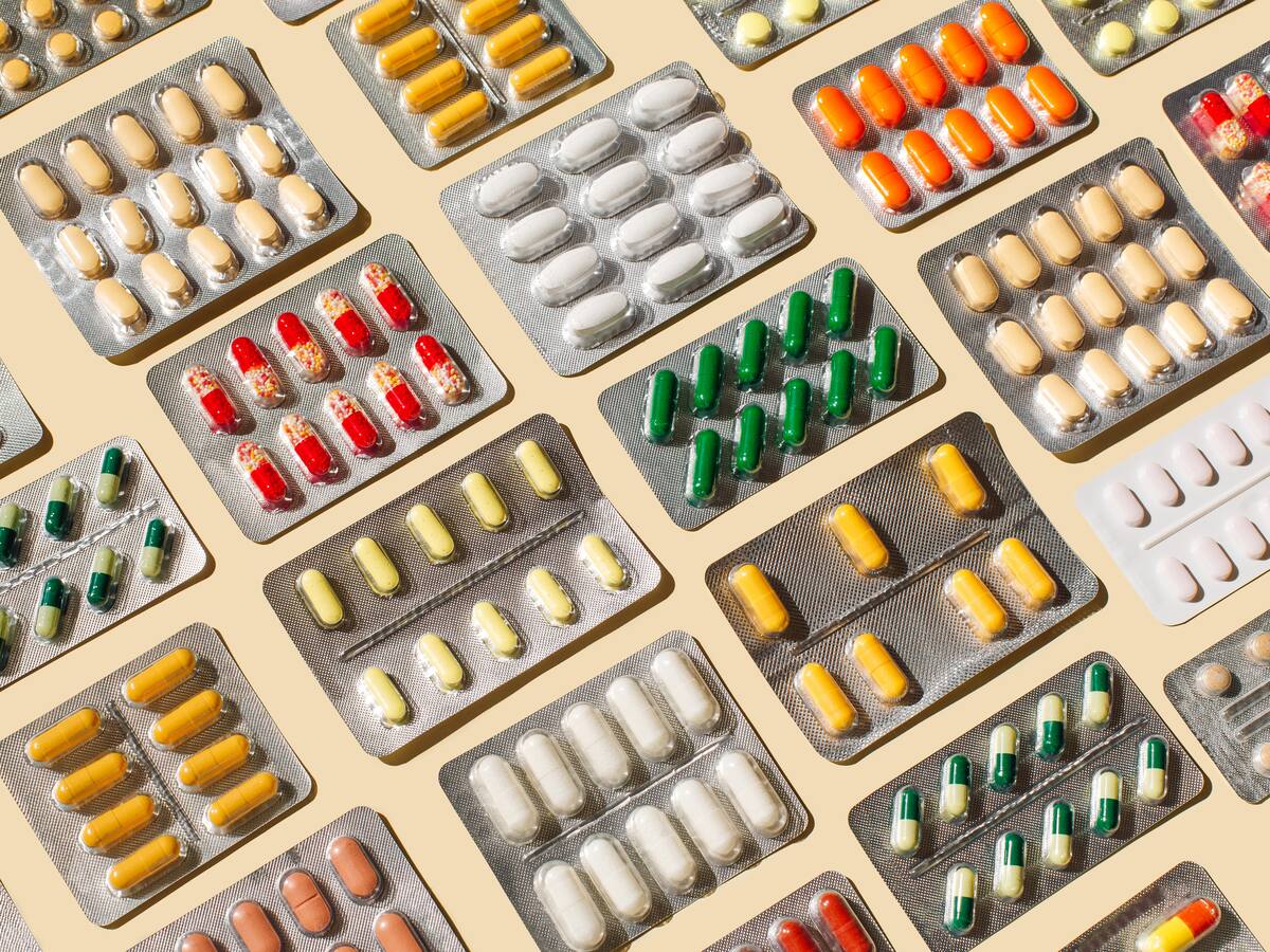 ¿Por qué cuando se está en tratamiento con antibiótico no se debería tomar alcohol? Médico explica