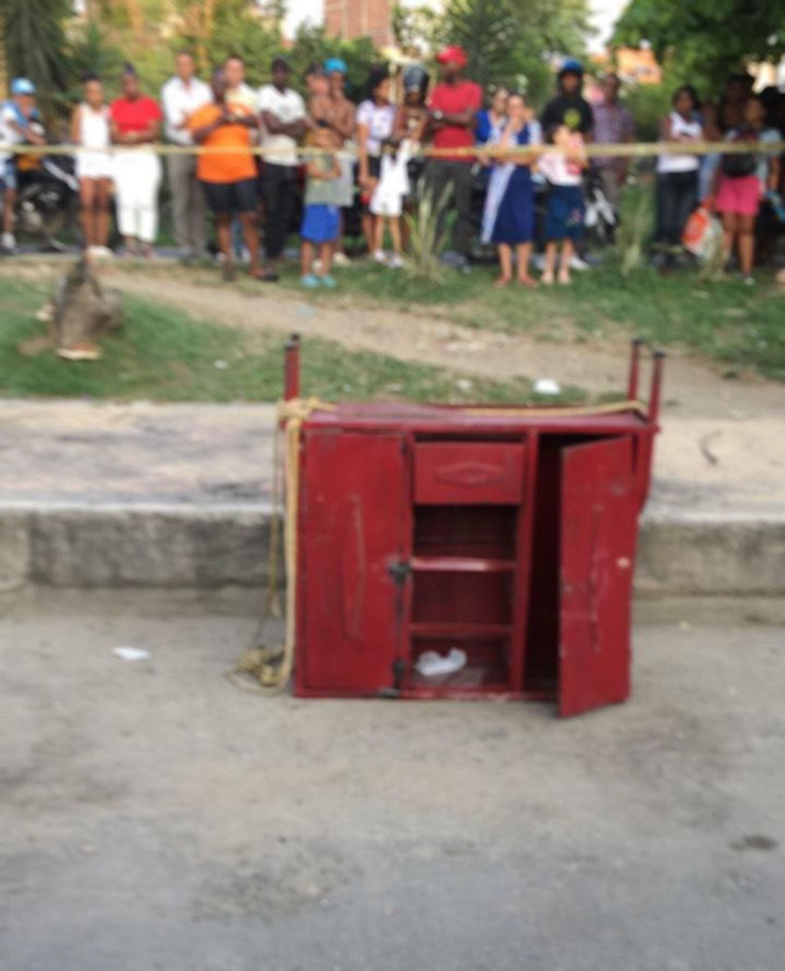 El caso fue reportado por un sujeto a quien le habrían pagado por custodiar el armario. Foto: Cortesía..