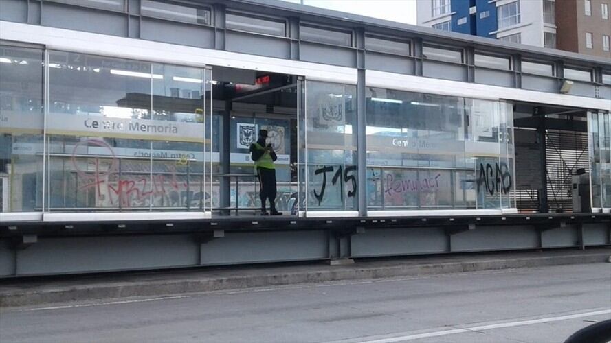 Vandalizan estaciones de Transmilenio durante protestas en la calle 26. Foto: Twitter @LuisErnestoGL