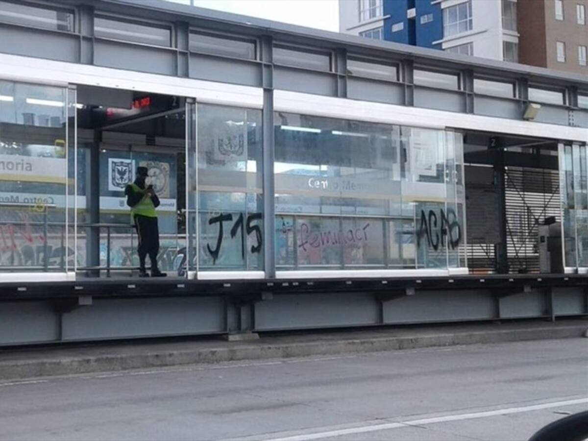 Vandalizan estaciones de Transmilenio durante protestas en la calle 26