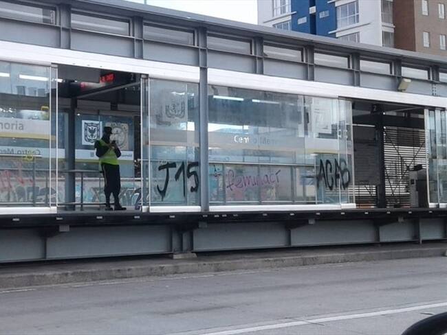 Vandalizan estaciones de Transmilenio durante protestas en la calle 26. Foto: Twitter @LuisErnestoGL