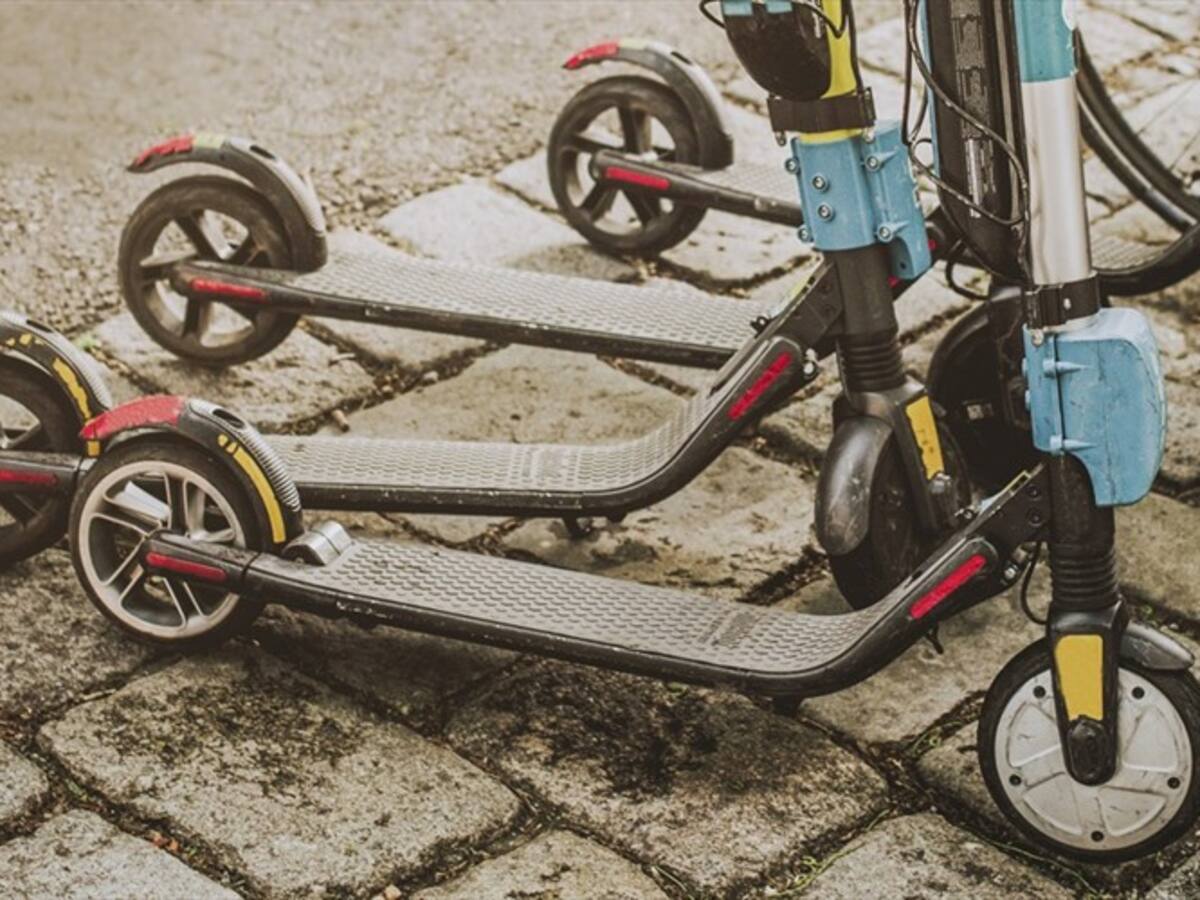 Fiscalía de Cundinamarca captura a una mujer con 30 patinetas eléctricas hurtadas