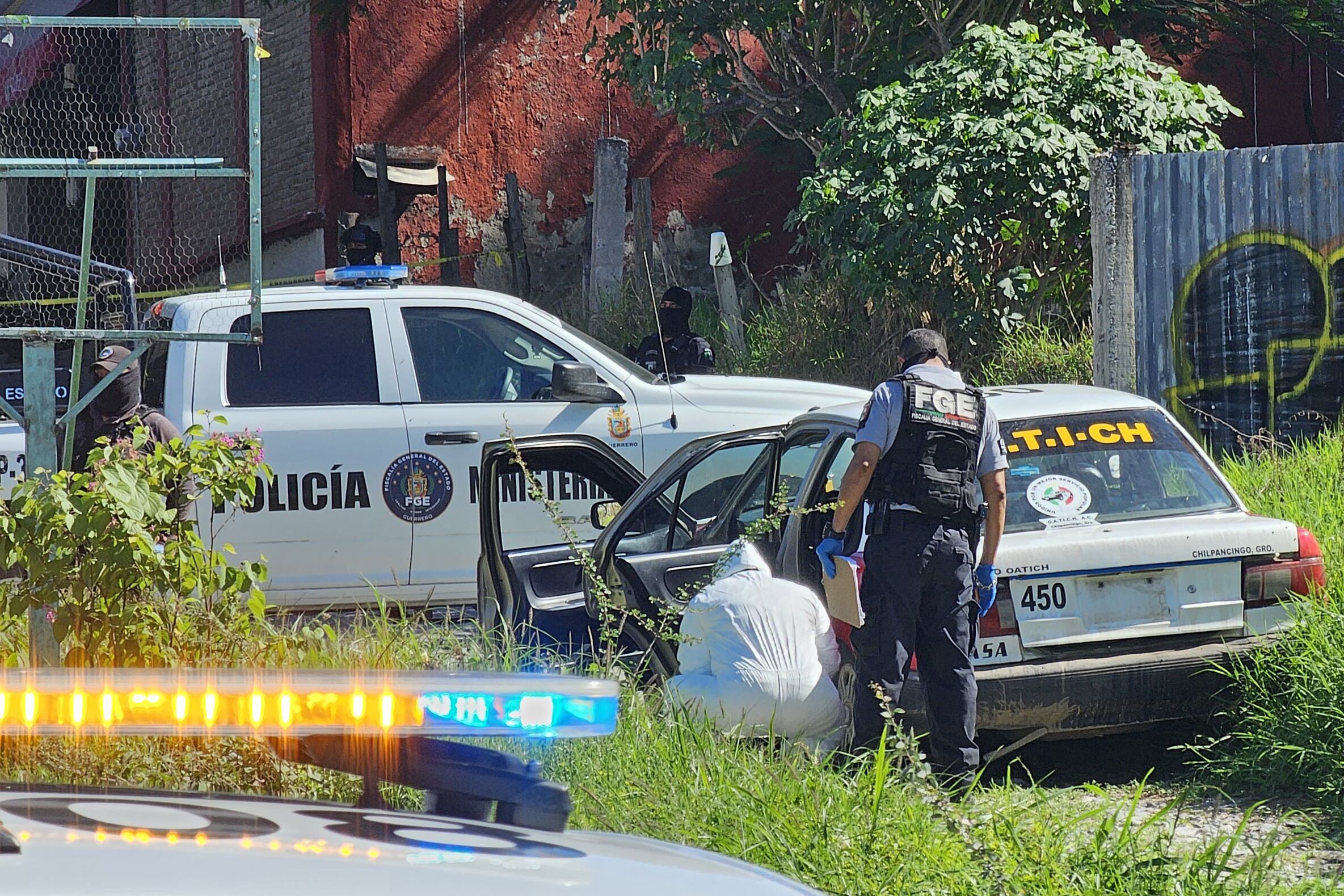 Forenses de México trabajan en la zona donde fueron hallados cuerpos sin vida al interior de un vehículo de transporte. Foto: EFE/ José Luis De La Cruz