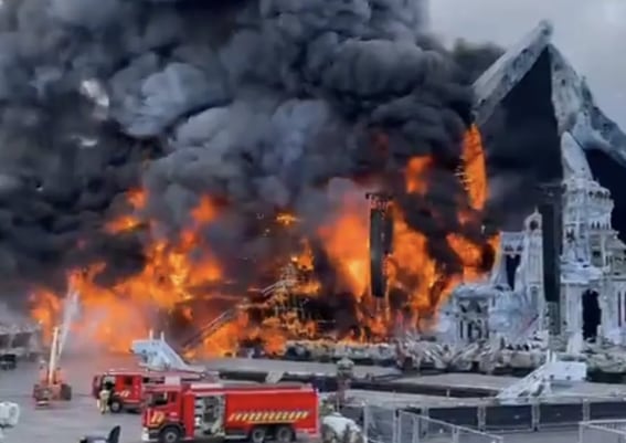 INCENDIO ESCENARIO TOMORROWLAND JULIO 2025 CREDITO weraveyou