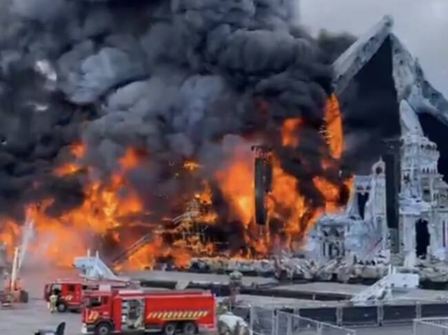 INCENDIO ESCENARIO TOMORROWLAND JULIO 2025 CREDITO weraveyou