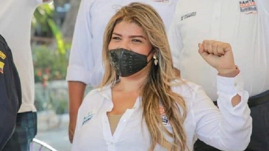 Cantillo fue auxiliada por una ambulancia que de inmediato la trasladó a la clínica Bahía, donde fue intervenida con urgencia . Foto: Alcaldía de Santa Marta