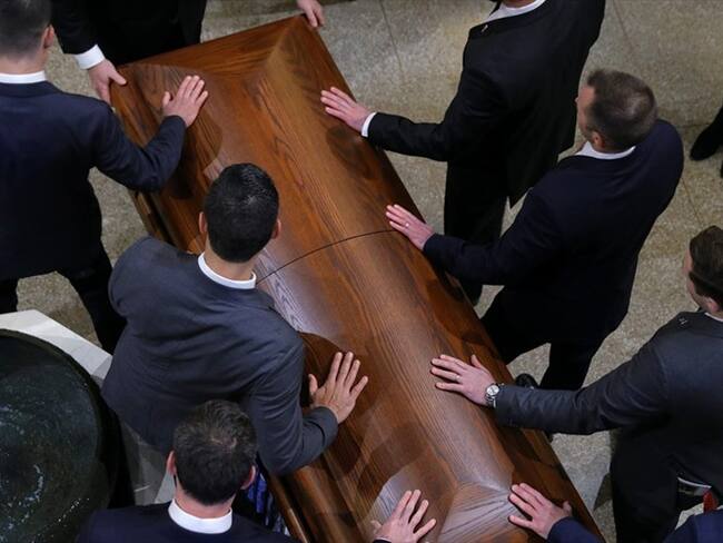 Bill Edgar, el hombre que revela los secretos de los muertos en sus funerales