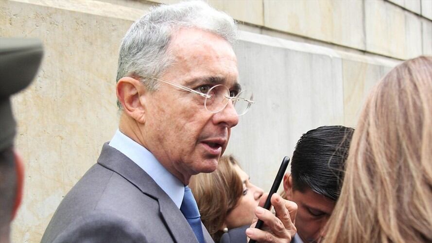 Un 56% de colombianos prefieren que la Corte Suprema investigue al expresidente Uribe. Foto: Colprensa / ÁLVARO TAVERA