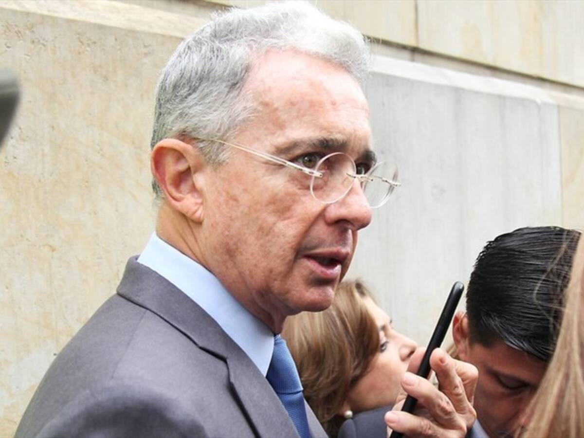 Un 56% de colombianos prefieren que la Corte Suprema investigue al expresidente Uribe