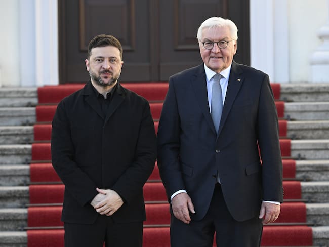 El presidente de Alemania, Frank-Walter Steinmeier, y el presidente de Ucrania, Volodímir Zelenski, el 15 de diciembre en Berlín. FOTO: Halil Sagirkaya/Anadolu vía Getty Images
