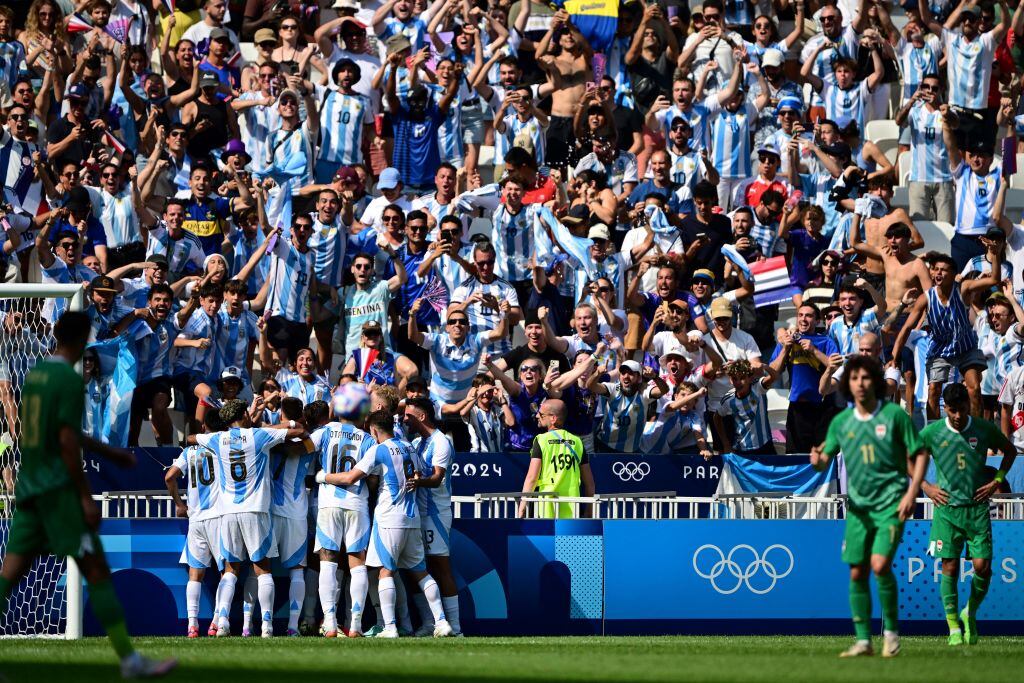 Selección Argentina celebra su victoria ante Irak en los Juegos Olímpicos de París 2024. Foto: by Olivier CHASSIGNOLE/AFP/vía Getty Images