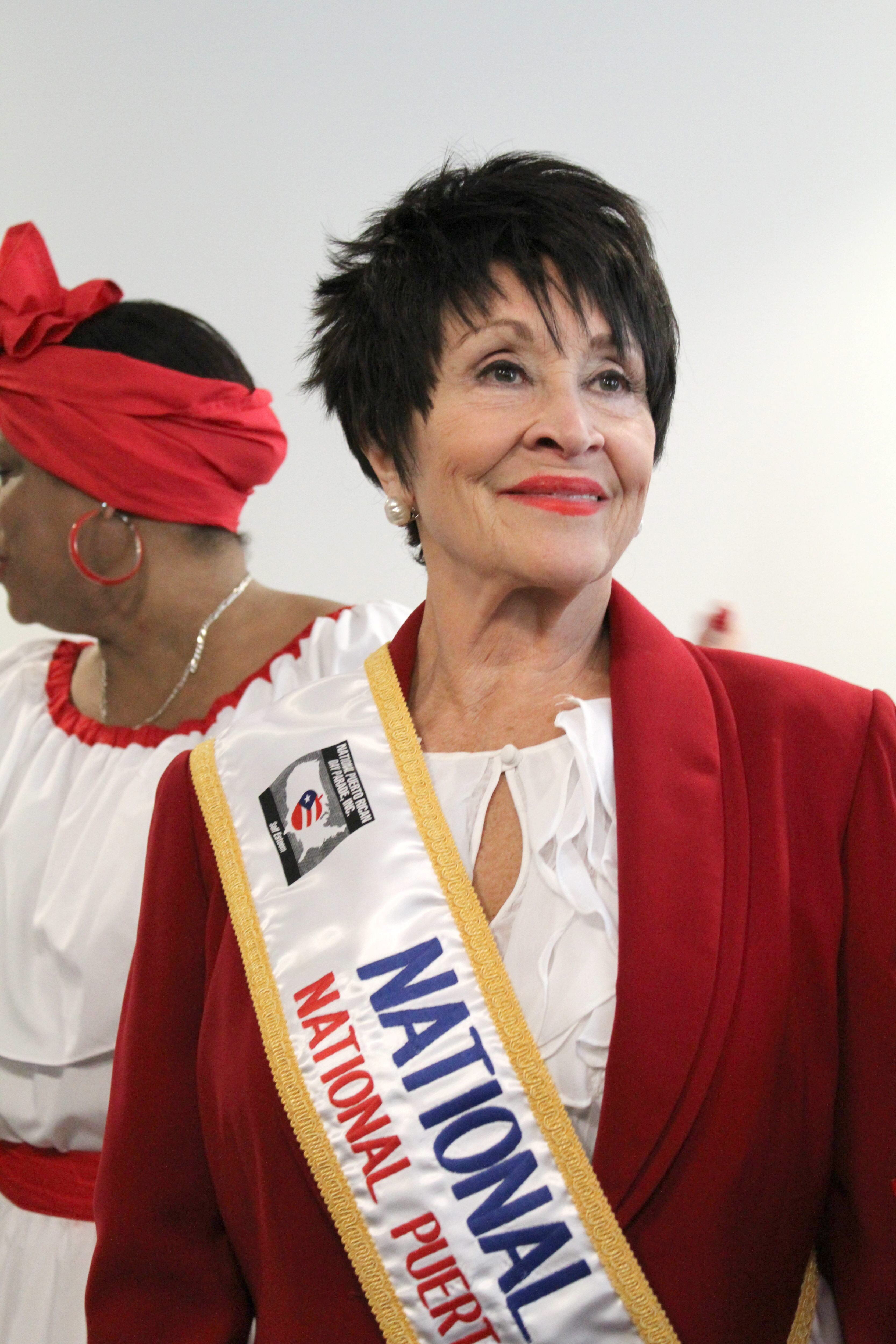 USA1830. NUEVA YORK (NY, EEUU), 30/01/2024.- Fotografía de archivo del 7 de mayo de 2013 donde aparece la actriz de origen puertorriqueño Chita Rivera mientras posa previo a una rueda de prensa para presentar el desfile nacional puertorriqueño en Nueva York. Dolores Conchita Figueroa del Rivero, estrella de musicales de Broadway, falleció este martes a los 91 años, según informó su hija, Lisa Mordente, al diario The New York Times. EFE/Ruth Hernández/ARCHIVO