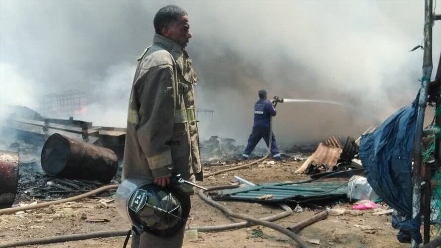 La emergencia presuntamente se produjo porque una persona lanzó una llama. Foto: Foto:Cortesía Cuerpo de Bomberos de Cartagena