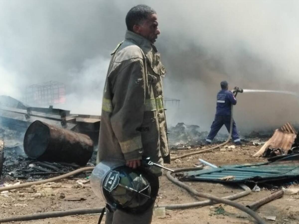 Millonarias pérdidas dejó incendio en bodega de reciclaje en Cartagena
