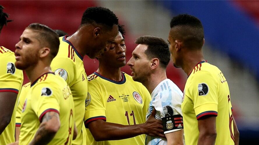 Yerry Mina y Lionel Messi se encararon en el partido de la semifinal de la Copa América. Foto: MB Media/Getty Images
