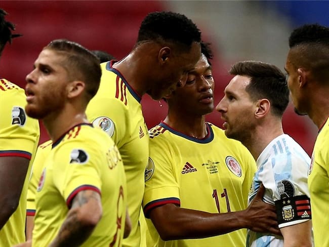 Yerry Mina y Lionel Messi se encararon en el partido de la semifinal de la Copa América. Foto: MB Media/Getty Images