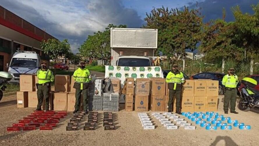 Los capturados tendrán que responder por los delitos de favorecimiento y facilitación del contrabando.. Foto: Cortesía Policía Fiscal y aduanera