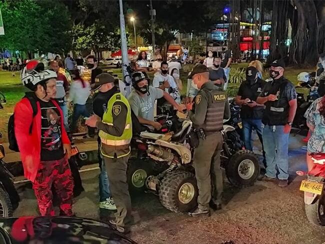 Algunos ciudadanos en Cali insisten en infringir las medidas de contención al COVID-19, a pesar del aumento de contagios y muertes. Foto: Secretaría de Seguridad y Justicia de Cali