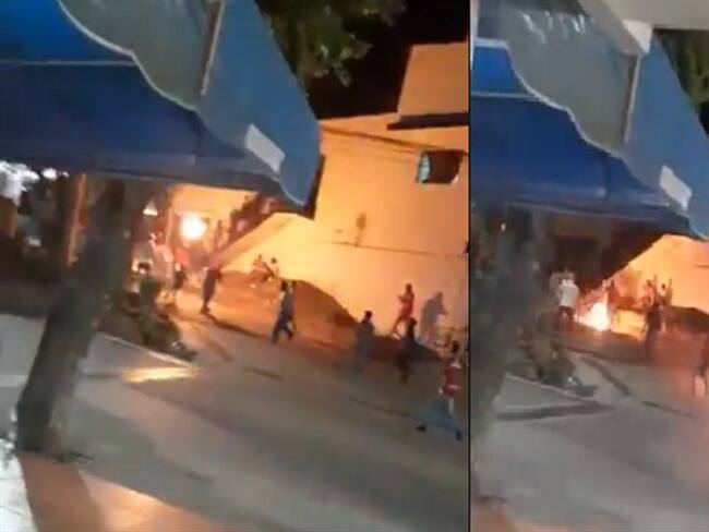 Habitantes de un barrrio en Cúcuta jugaron con pelotas de fuego en la noche de velitas. Foto: Cortesía