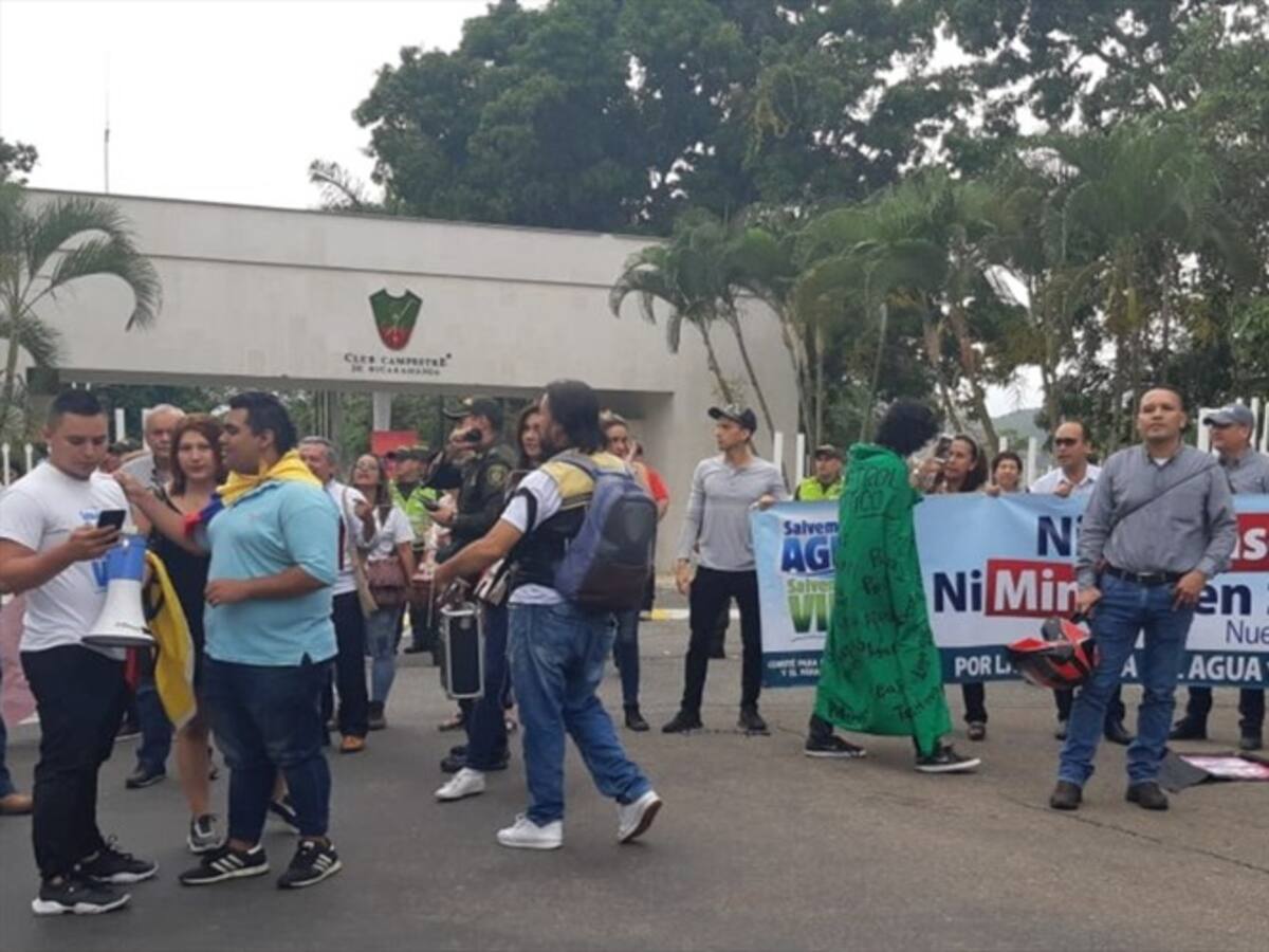 Ambientalistas protestan frente al Club Campestre en Bucaramanga