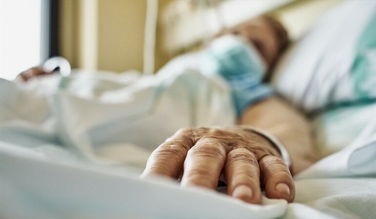 Imagen de referencia de una persona en hospital por COVID-19. Foto: Getty Images / RUBEN BONILLA GONZALO