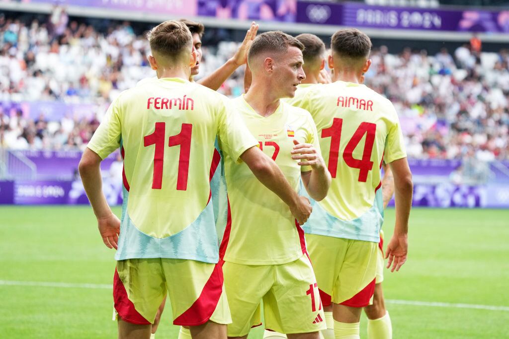 Equipo de España celebra su victoria ante República Dominicana. Foto: Koji Watanabe/Getty Images