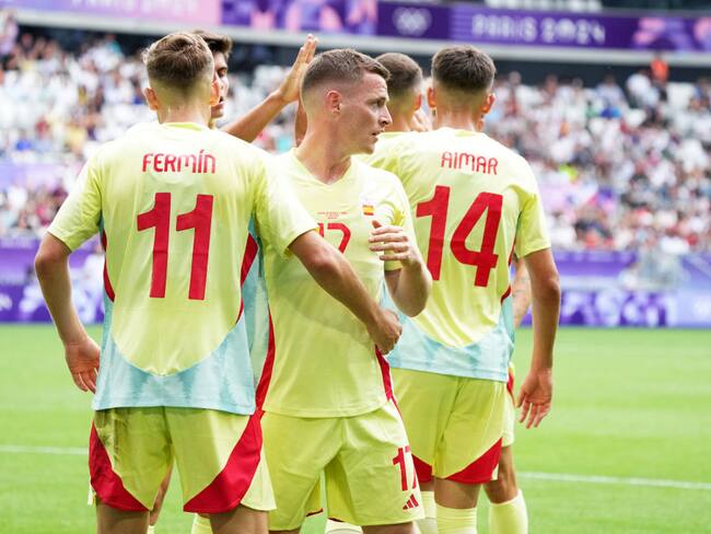 Equipo de España celebra su victoria ante República Dominicana. Foto: Koji Watanabe/Getty Images