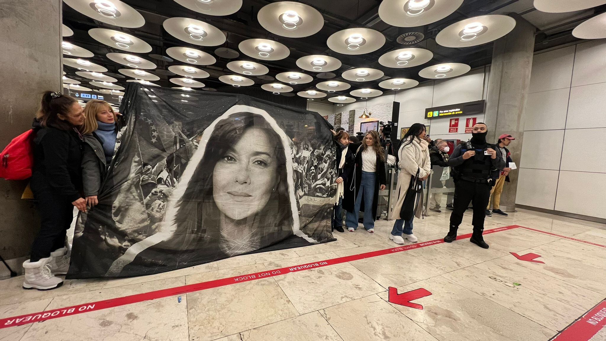 Presos españoles liberados por Venezuela salieron del aeropuerto de Madrid por salida una privada. Foto: W Radio.
