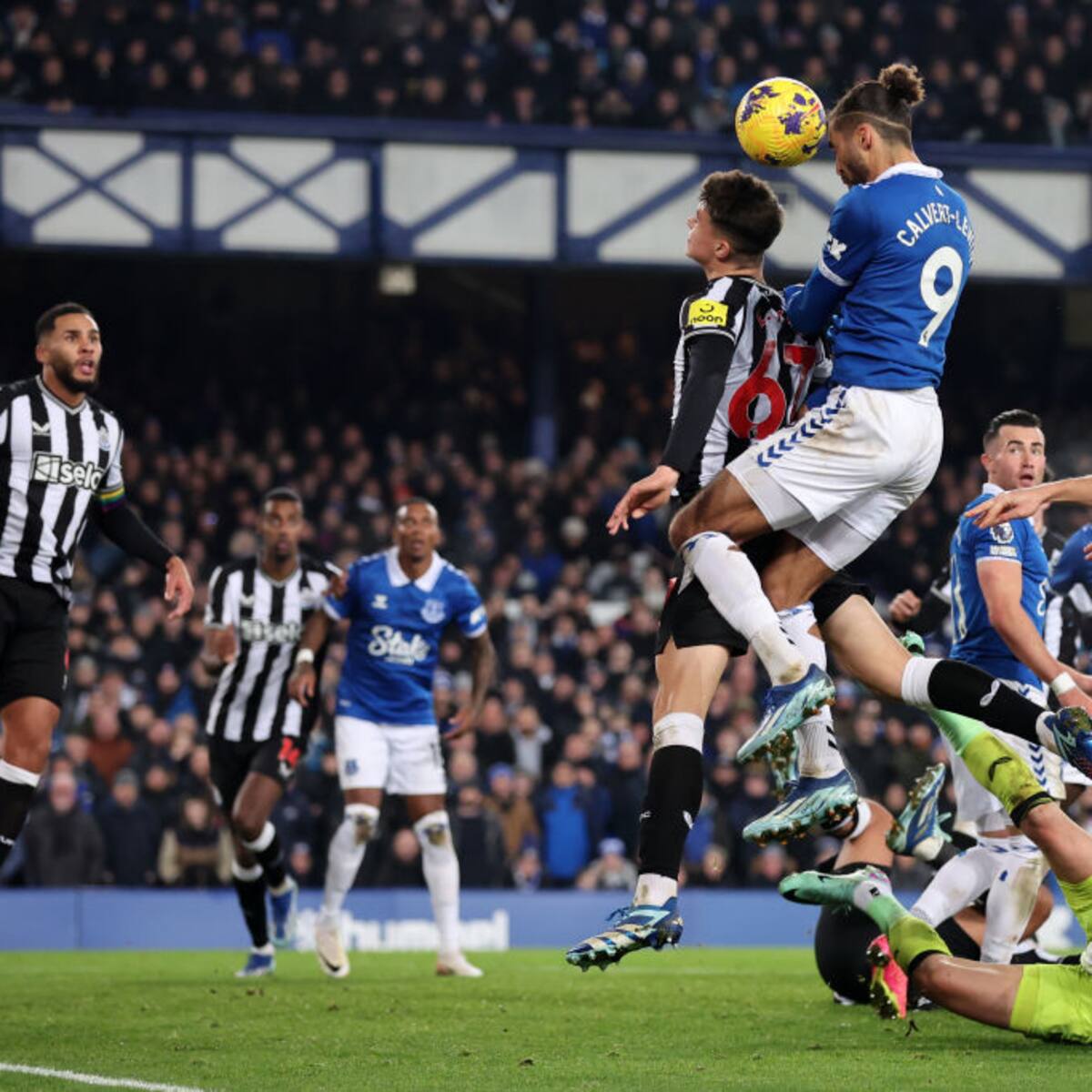Everton derrotó 3-0 al Newcastle para escapar de la zona de descenso en Premier League